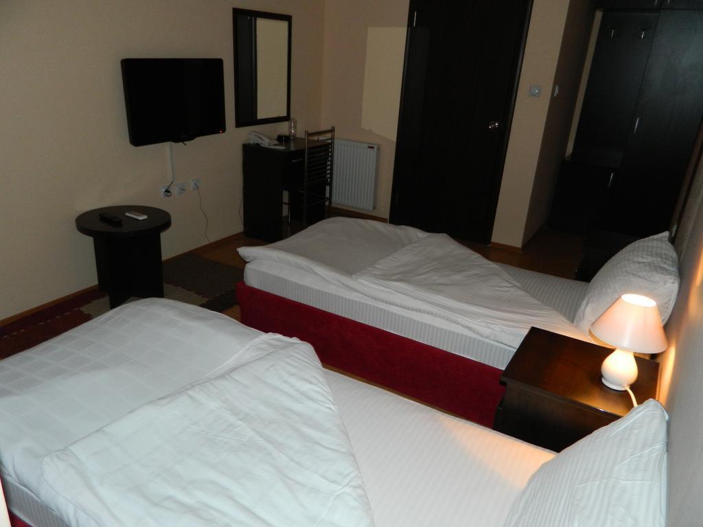 Ni Garni Hotel Rile Men חדר תמונה