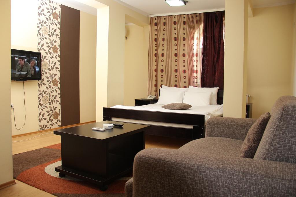 Ni Garni Hotel Rile Men חדר תמונה